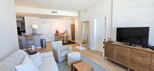 The Whitney Unit 827 photo 2