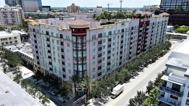 The Whitney Unit 827 photo 3