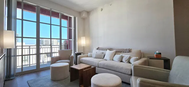 The Whitney Unit 827 photo 4