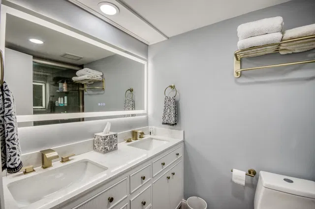 Unit 319 photo 17