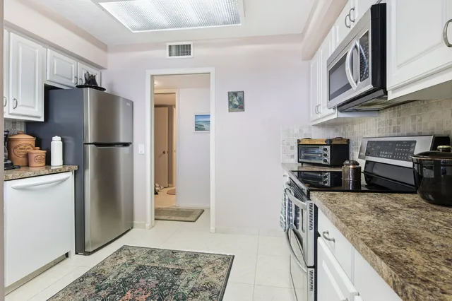Unit 526 photo 14