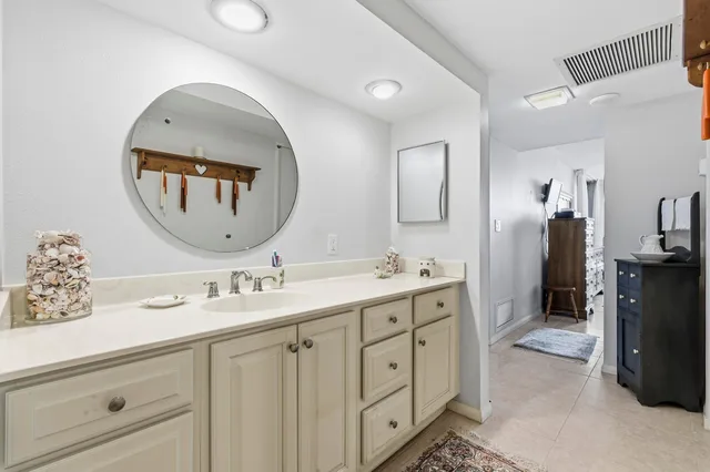Unit 526 photo 20