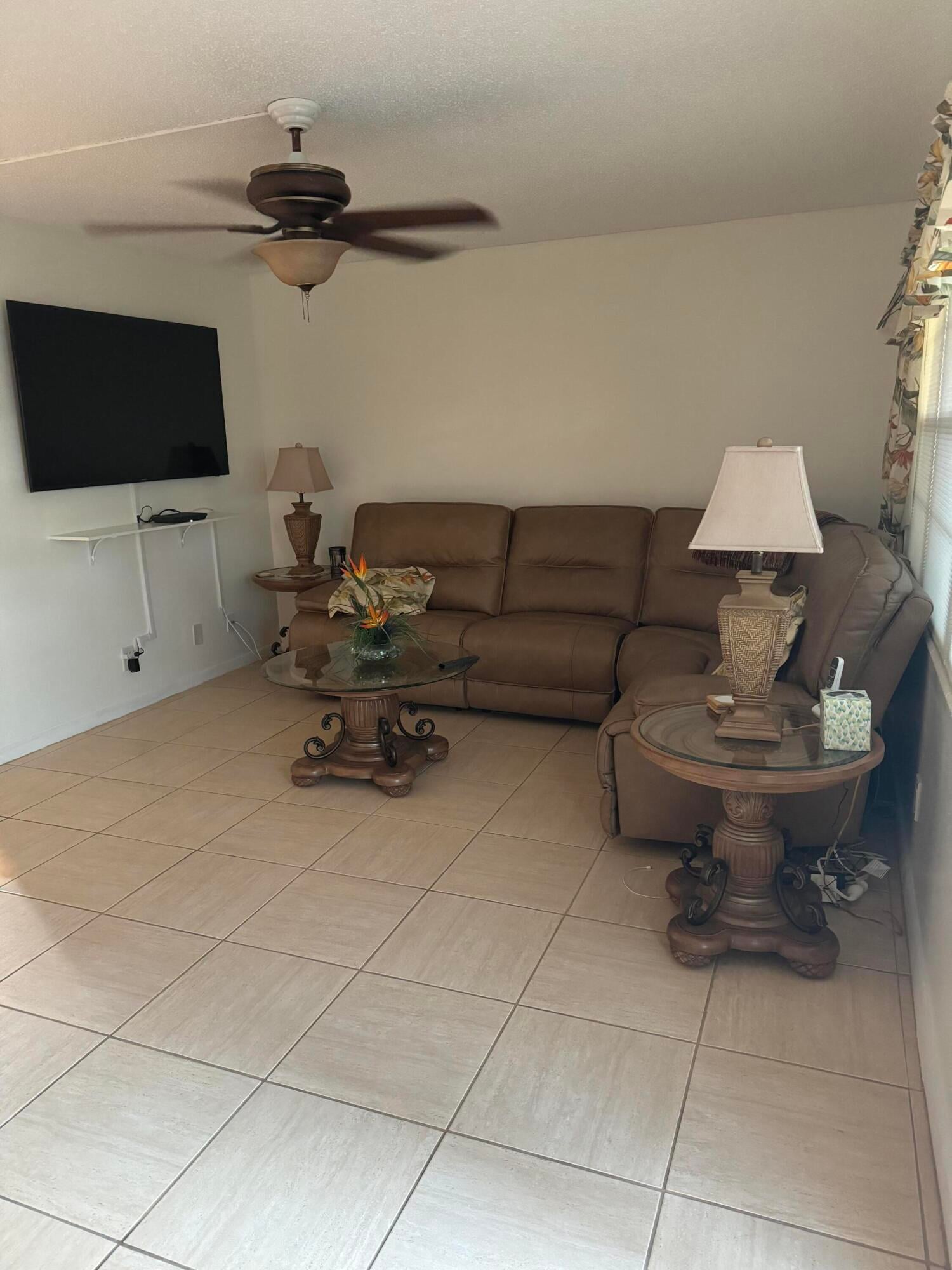 Unit 1011 photo 8