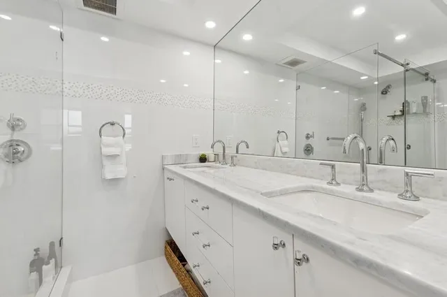 Unit 203 photo 14