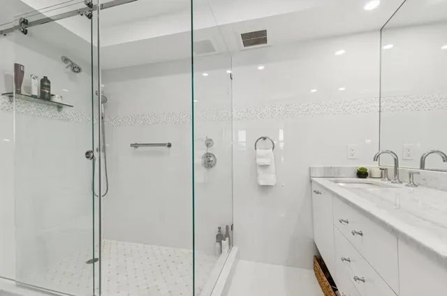 Unit 203 photo 15