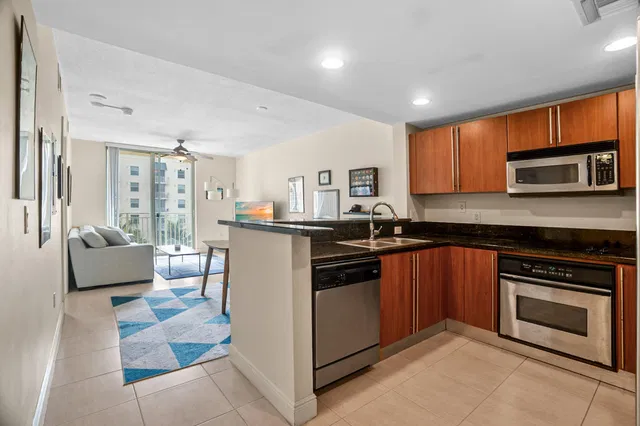 610 Clematis Unit 611 photo 2