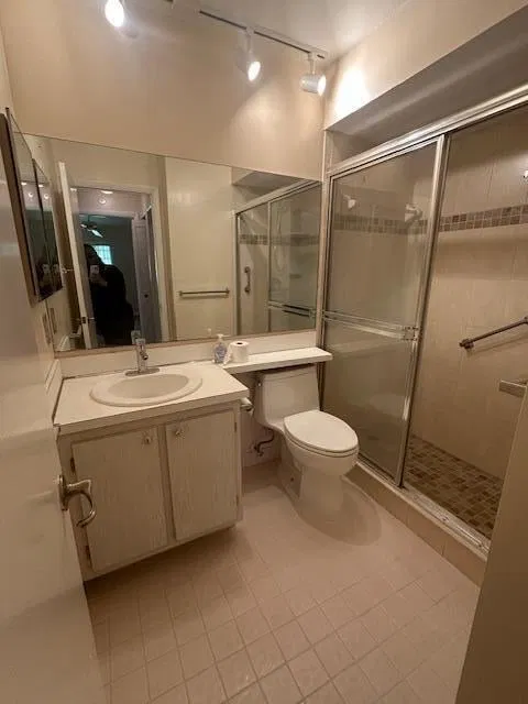 Unit B2 photo 8