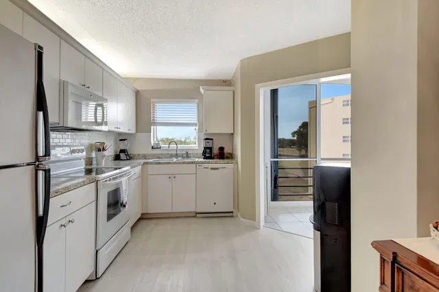 Unit 415 photo 13