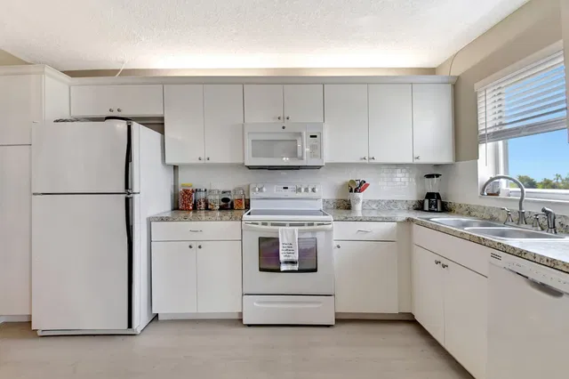 Unit 415 photo 15