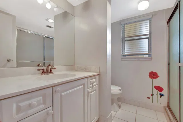 Unit 415 photo 16