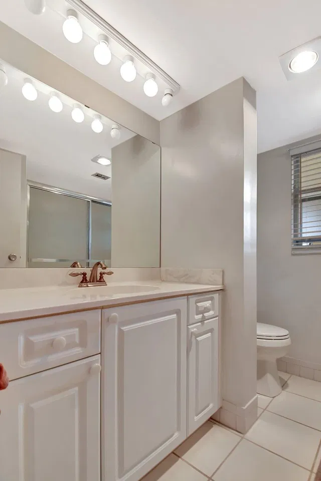 Unit 415 photo 17