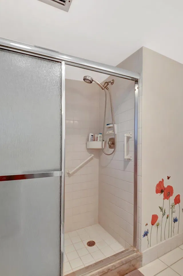 Unit 415 photo 18
