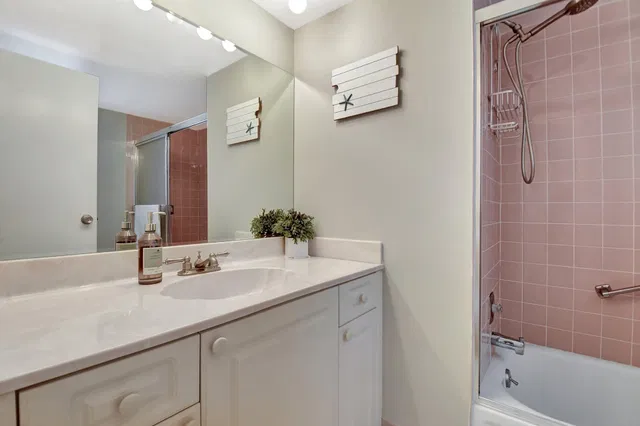 Unit 415 photo 19