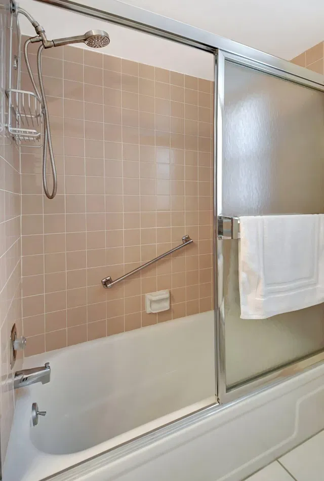 Unit 415 photo 20