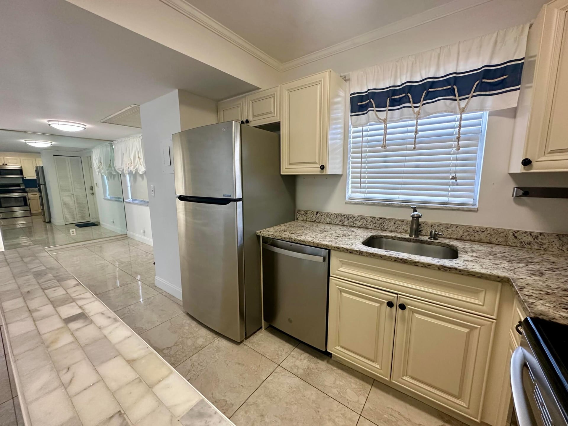 Unit 417 photo 2