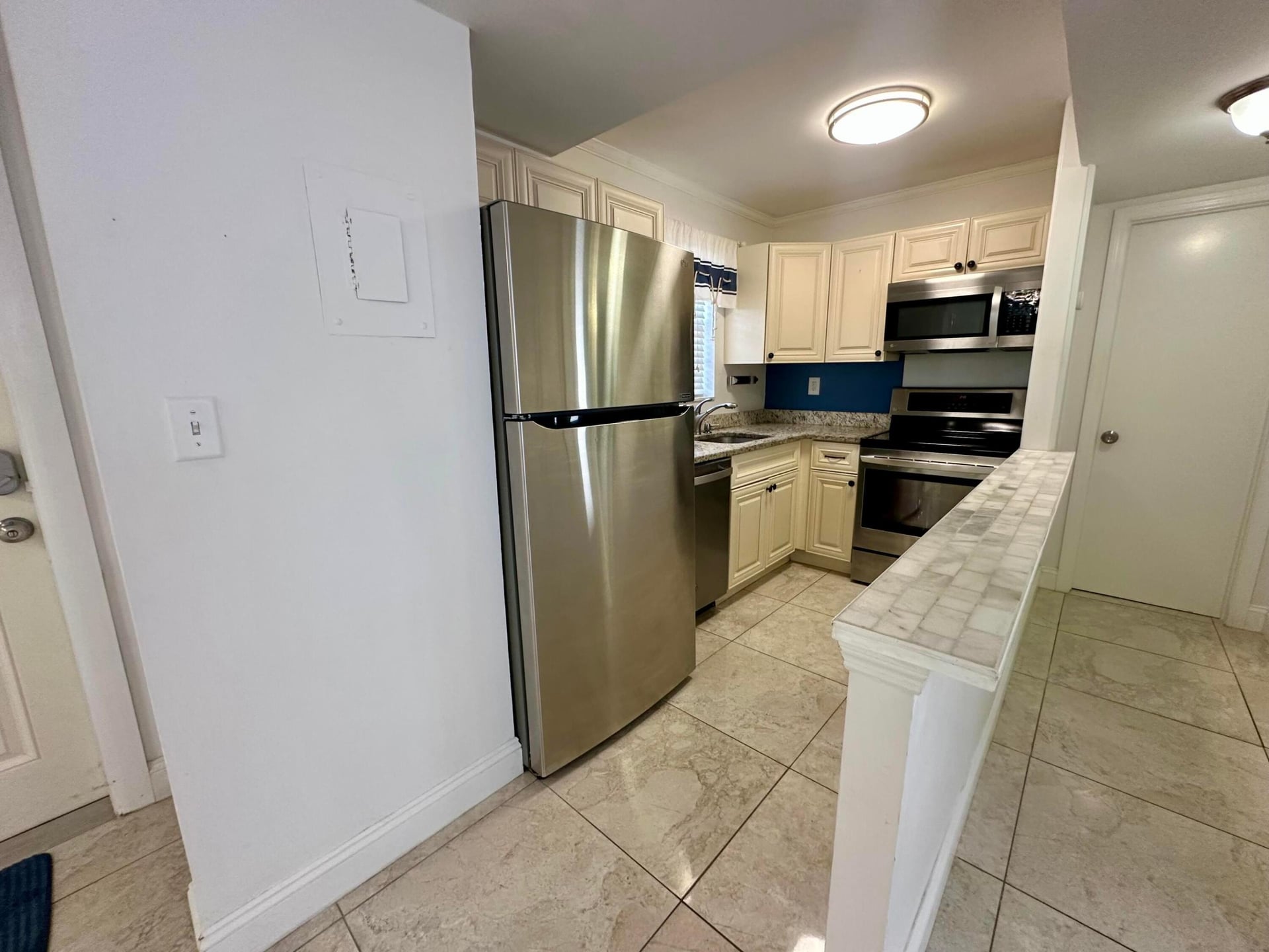Unit 417 photo 3