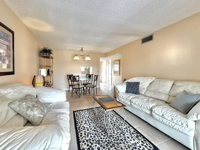 Unit 315 photo 3