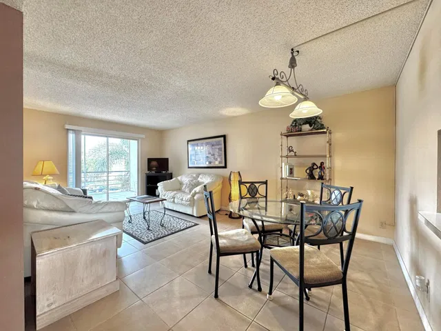 Unit 315 photo 4