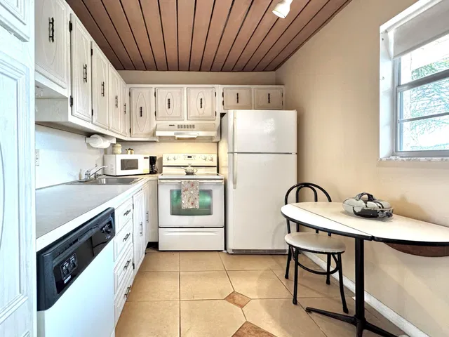 Unit 315 photo 6