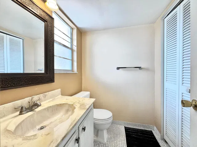 Unit 315 photo 8