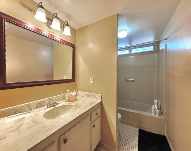 Unit 315 photo 11
