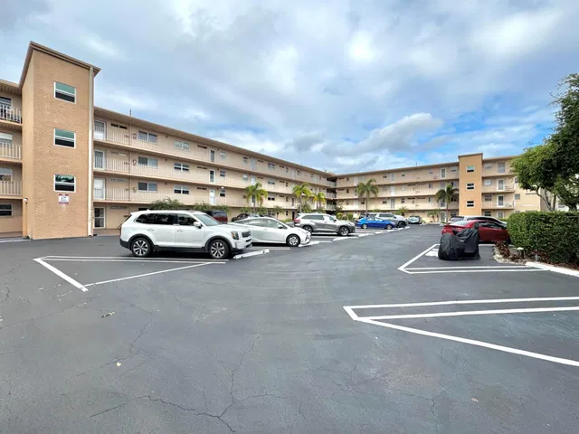 Unit 315 photo 28