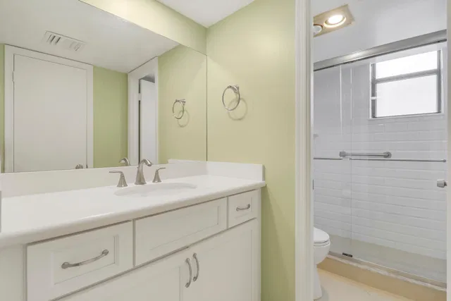 Unit 417 photo 8