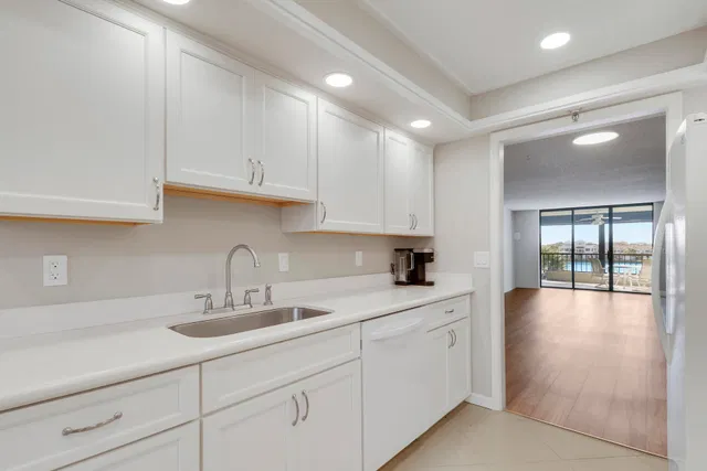 Unit 417 photo 10