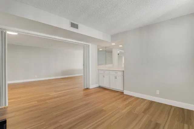 Unit 417 photo 14