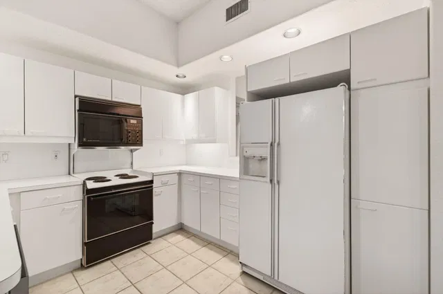 Unit 1304 photo 9