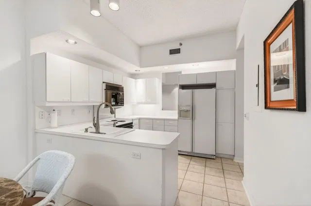 Unit 1304 photo 10