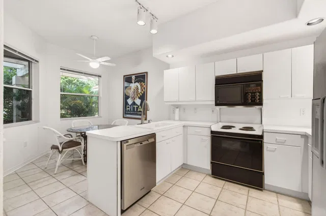 Unit 1304 photo 11