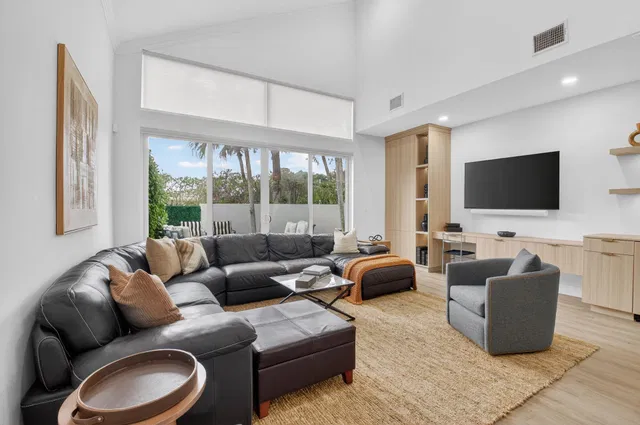 Woodfield Country Club Residence photo 8
