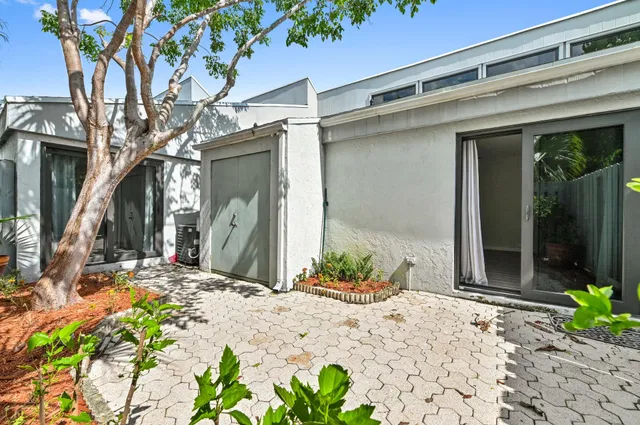  Residence photo 6