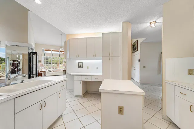 Eastpointe Country Club Residence photo 8