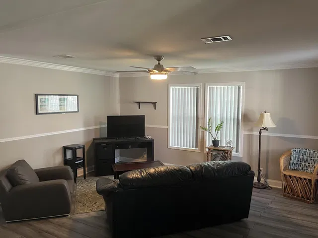 Unit 446 photo 4