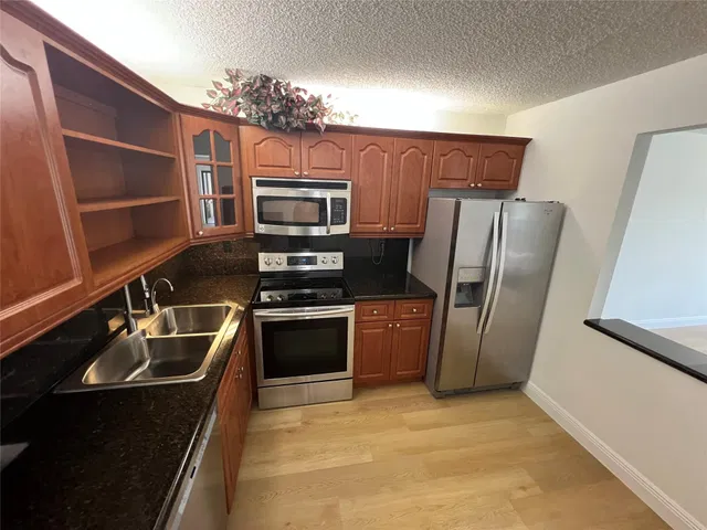 Unit 422 photo 9