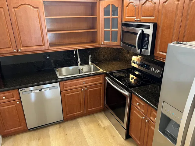 Unit 422 photo 17