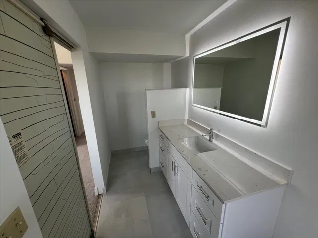 Unit 422 photo 31
