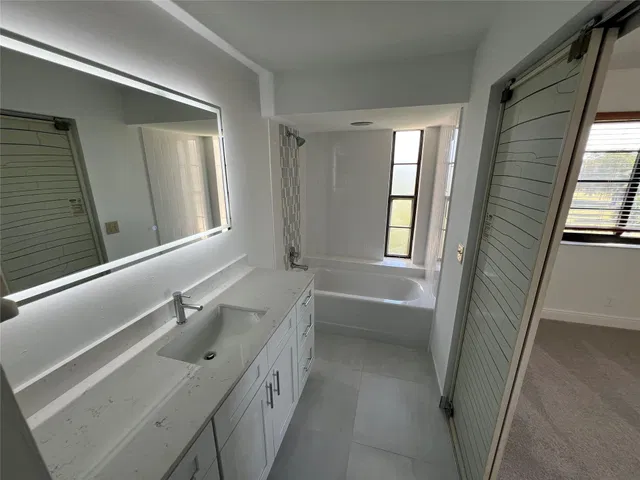 Unit 422 photo 32
