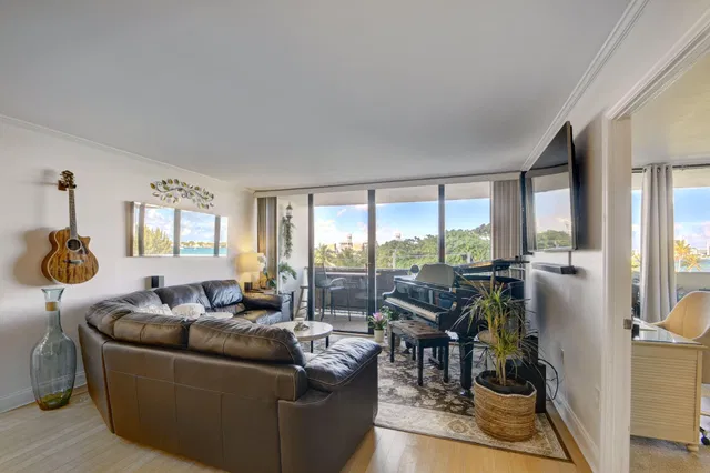 Palm Beach House Unit 307 photo 10