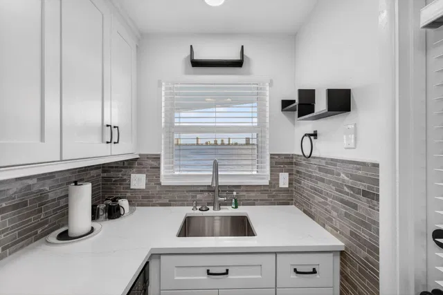 Unit 208 photo 18
