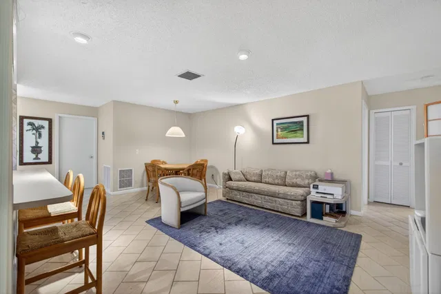 Eastpointe Country Club Residence photo 9