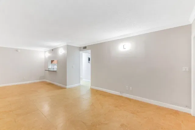 Unit 140 photo 8