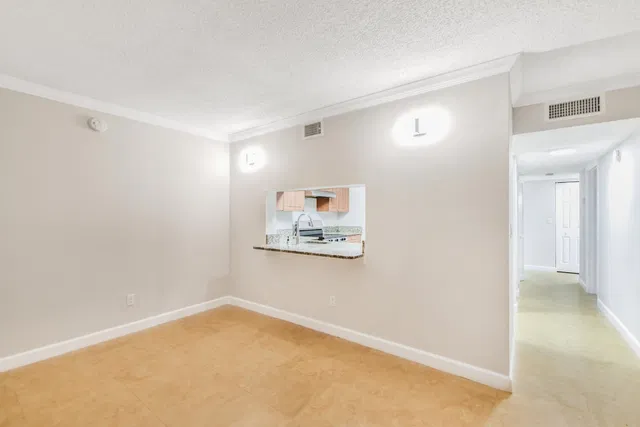 Unit 140 photo 9