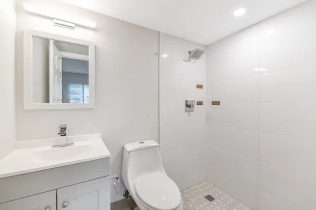 Unit 140 photo 16