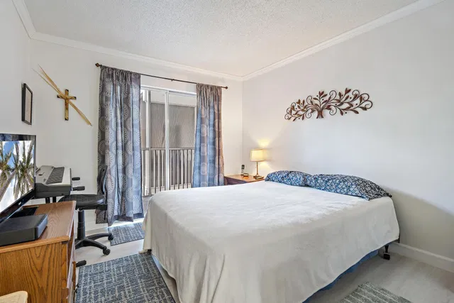 Unit 207 photo 4