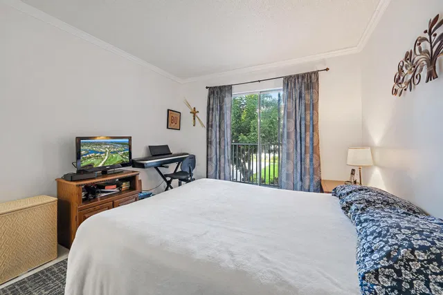 Unit 207 photo 5