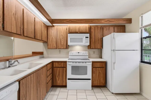 Unit 205 photo 7