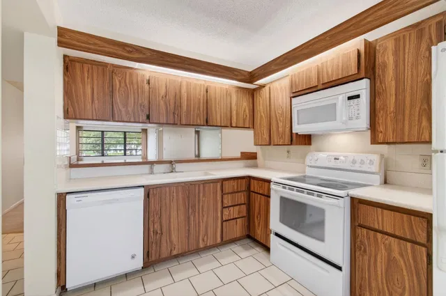 Unit 205 photo 8